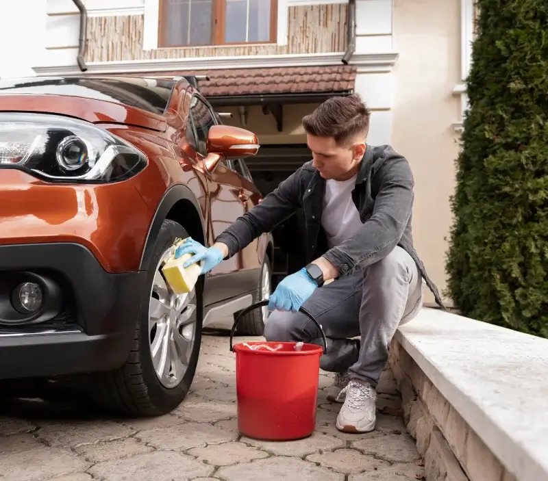 Lavage auto à domicile Saint-Victor-et-Melvieu : professionnel intervenant sur un véhicule